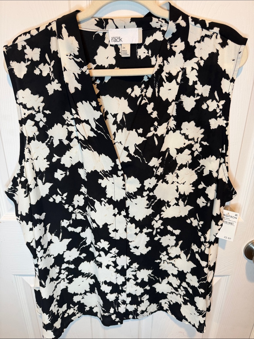 Rack Black and White Floral V-Neck Sleeveless Camisole